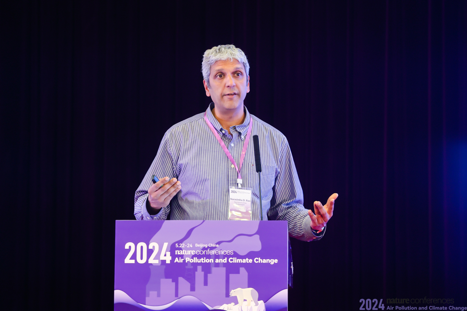 人们站在火车旁走描述已自动生成